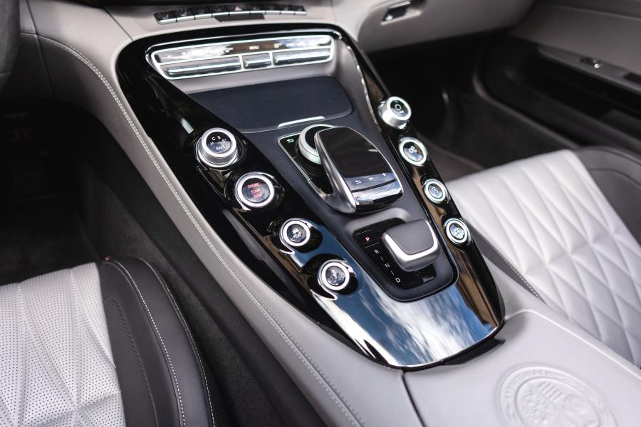 Детали интерьера Mercedes-AMG GT C Roadster Edition 50 (R190) 2017 года  (фото 9 из 26)